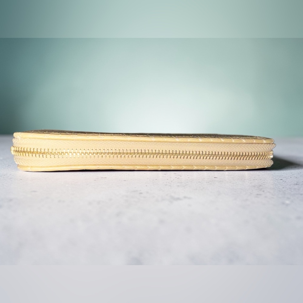 Badgley Mischka Quilted Zip Around Wallet Gold Champagne Logo Wallet - EUC ✨ - Picture 9 of 10